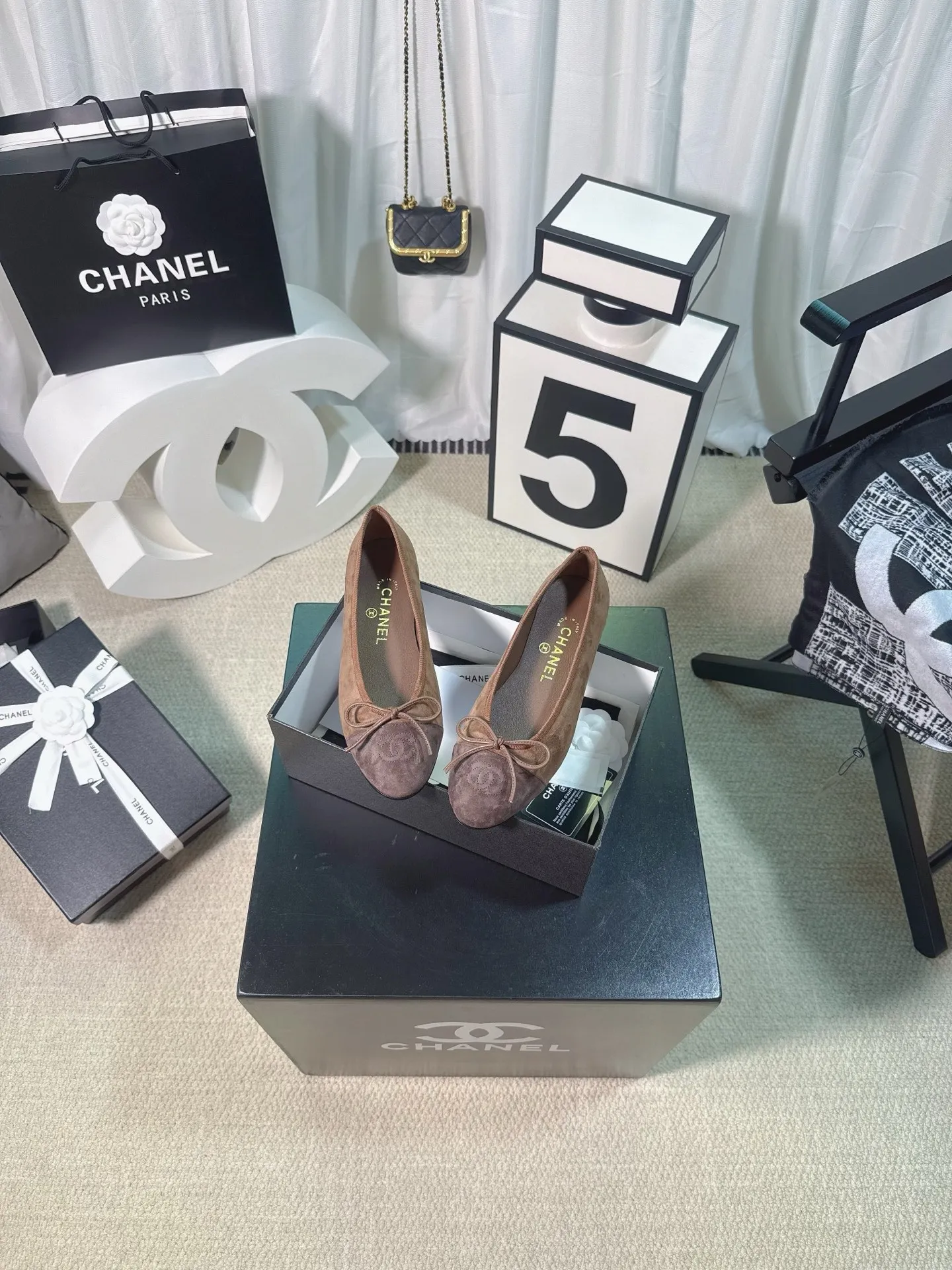 👟👟Ex-factory price 480👟👟 Generation * grade 25s Chanel fragrance is beautiful Maillard color back hollow Sling-back sandals flat/thick heel/high heel Sling-back came out in 1957, and then the two-tone design became a Chanel classic! Very suitable for spring and summer🩰 The two-color design is simple and exquisite, with a square toe and generous temperament. It visually lengthens the leg line. The color of the toe creates a sense of color difference. The back lace design is simple and elegant. It is a classic model that can be worn for hundreds of years. It is worth buying!! Upper: Customized metallic sheepskin. Inner pads: imported sheepskin. Heel height: ballet shoes. Sole: Italian A-grade genuine leather outsole. Size: 35-39 (34.40.41.42.43 is custom-made and non-returnable)